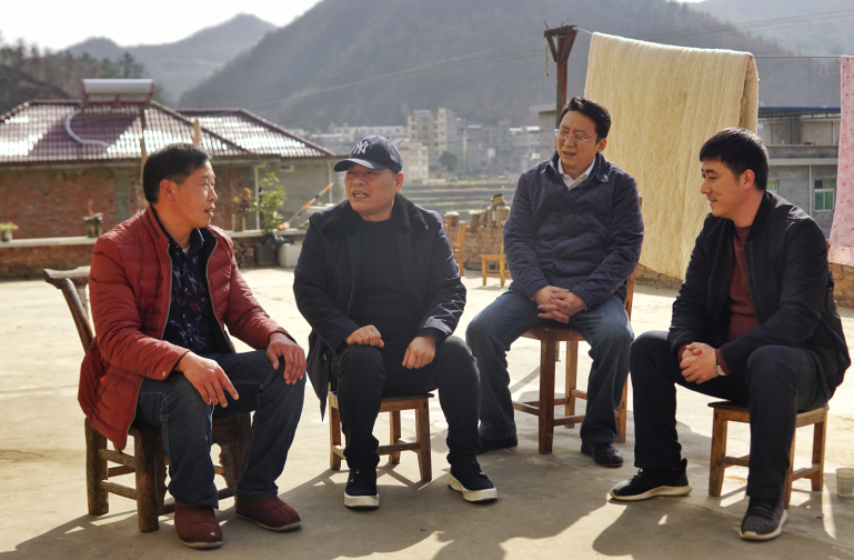 南宫NG28集团集团组织慰问旬阳县双河镇贫困村民