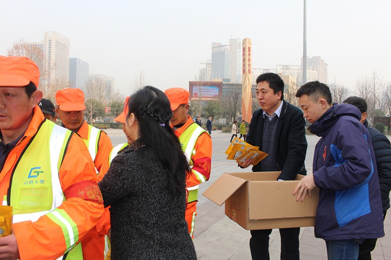 南宫NG28集团集团开展“关爱环卫工人●暖心送口罩”公益活动