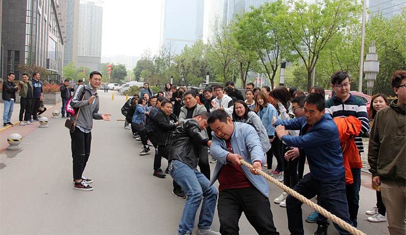 南宫NG28集团集团工会组织举行春季拔河角逐