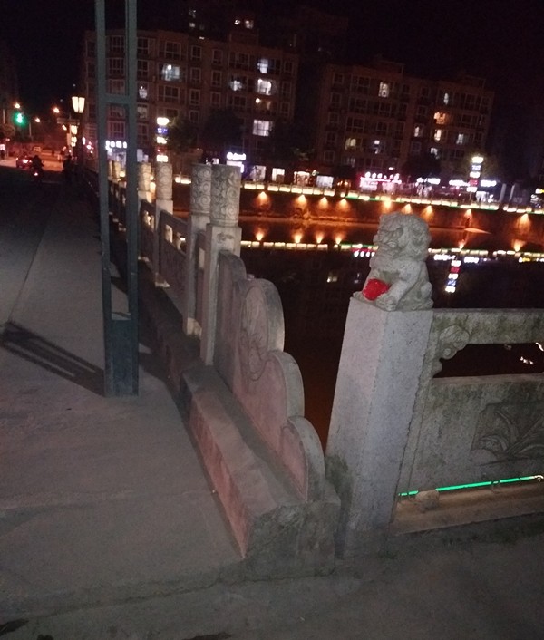 老人翻出大桥护栏欲轻生！危急时刻水情形公司职工一把拽住