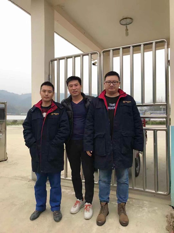 老人翻出大桥护栏欲轻生！危急时刻水情形公司职工一把拽住