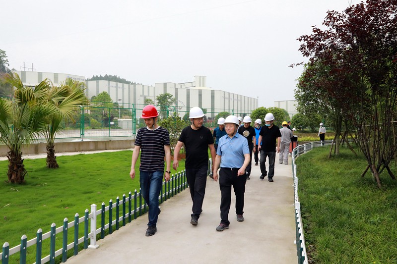 熊良虎在重庆市中科大业集团考察时强调：坚持生态优先战略，，，念好生态经、走好扶贫路