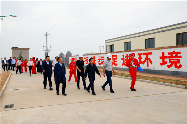 南宫NG28集团集团复工复产促增添项目观摩聚会与会职员走进绿色能源公司油气公司水情形公司陕北片区项目