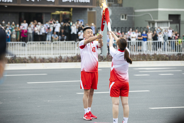 自满！！！南宫NG28集团集团职工王玮加入十四运会火炬转达！！！