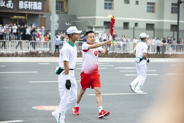 自满！！！南宫NG28集团集团职工王玮加入十四运会火炬转达！！！