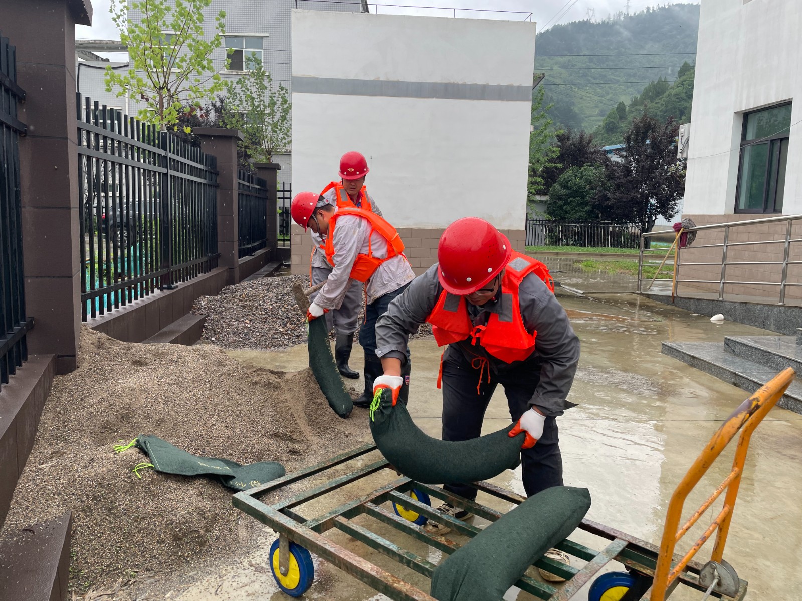 水情形公司：绝不松懈强继承 守牢防汛清静线